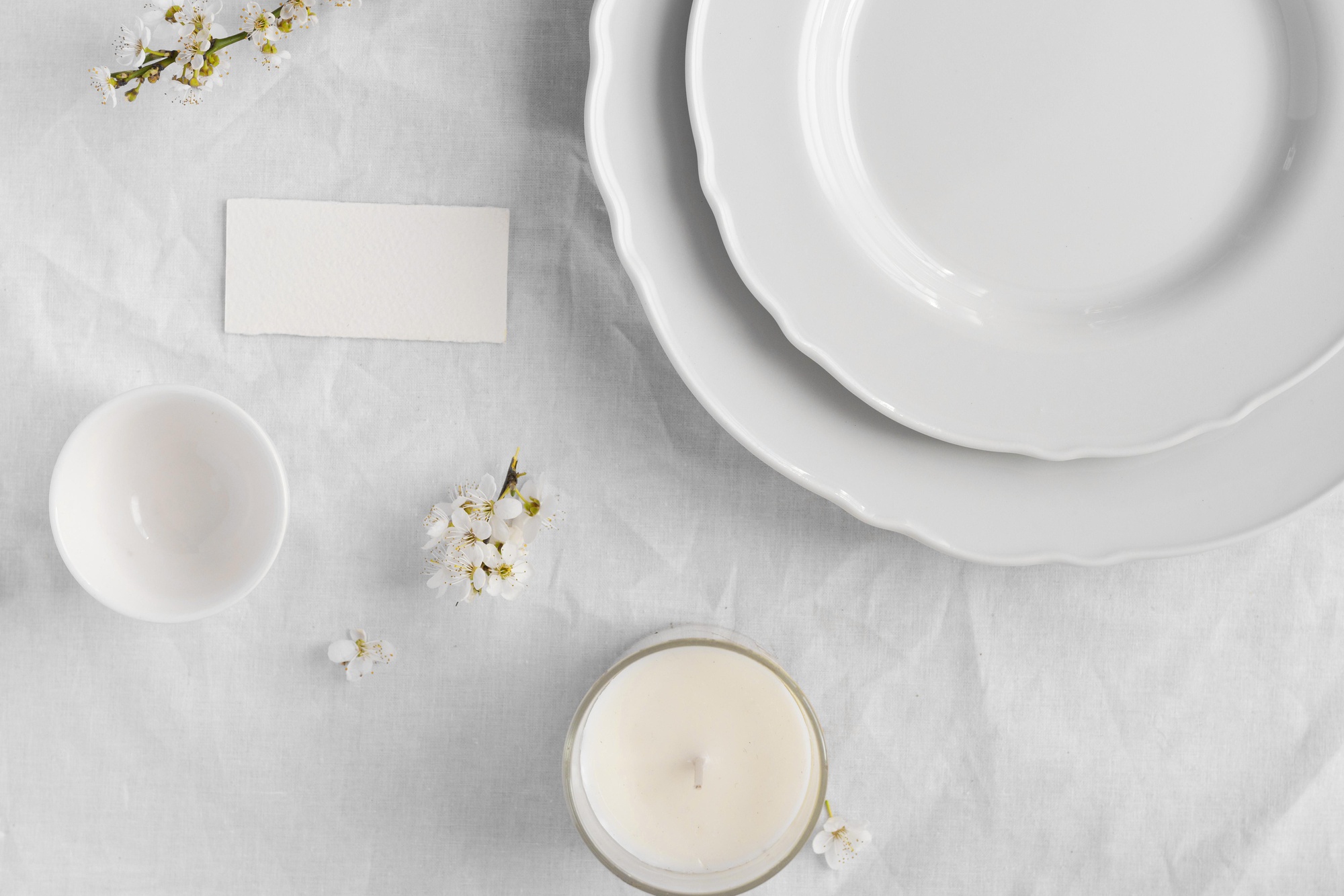 Stół przed kolacją, świece i porcelana